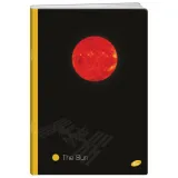 Sveska karo ELISA Planets A4 s mekim uvezom na bijelom stolu.